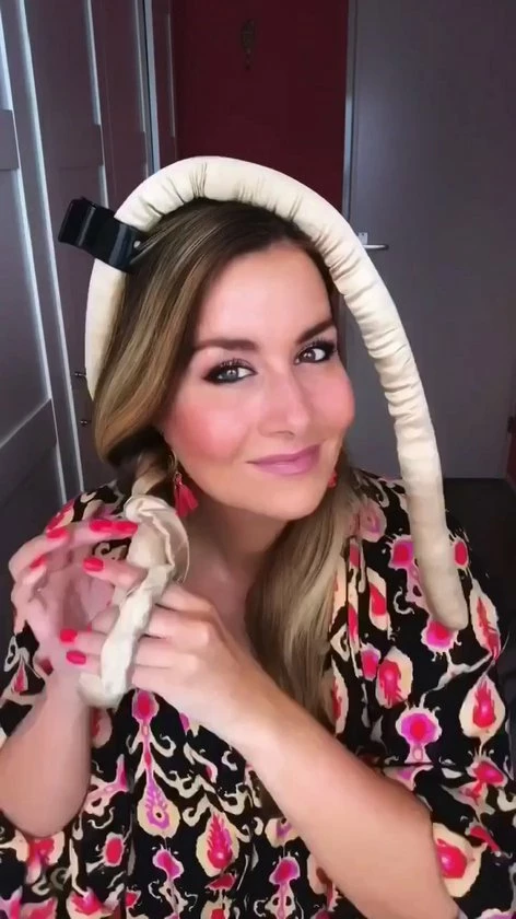 Korting β¨ Merkloos Heatless Curls Satijn | Prachtige Krullen Zonder Haarbeschadiging | Satijnen Haarkruller | Heatless Curling Ribbon | Zwart π 4 Korting β¨ Merkloos Heatless Curls Satijn | Prachtige Krullen Zonder Haarbeschadiging | Satijnen Haarkruller | Heatless Curling Ribbon | Zwart π - Afbeelding 2