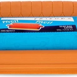 Groothandel 😀 Mad Beauty Friends TV-Show Merchandise Zeep & Zeepbakje De 'Friends Sofa' - Cederhout & Limoen Geur 🔥 -La Roche Shop 550x327 2