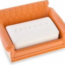 Groothandel 😀 Mad Beauty Friends TV-Show Merchandise Zeep & Zeepbakje De 'Friends Sofa' - Cederhout & Limoen Geur 🔥 -La Roche Shop 550x465 3