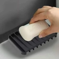 Beste deal 💯 Wondersathome® Zeepbakje - Duurzaam - Handzeep - Badkamer Accessoires - Zeephouder - Luxe Zeepbakje - Siliconen Zeephouder - Zwart 🎉 -La Roche Shop 550x477 3