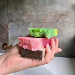 Uitgang 🤩 Anna-M Zeep Geschenkset Tropical - 3 Stuks Luxury Soapbar - Aloe Vera - Kokosnoot - Shea Boter - Olijfzeep - Natuurlijke Handzeep - Cadeau Voor Juf, Moeder, Vriendin, Vrouwen - Huidverzorging - Soap - Body - Hand - Face - Vegan 🔔 -La Roche Shop 550x542 3