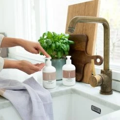 Uitgang 👍 Naïf Plasticvrije Handzeep En Handlotion - Cadeauverpakking - Huidverzorging - 2 X 340ml - Met Natuurlijke Ingrediënten ⭐ -La Roche Shop 550x550 223